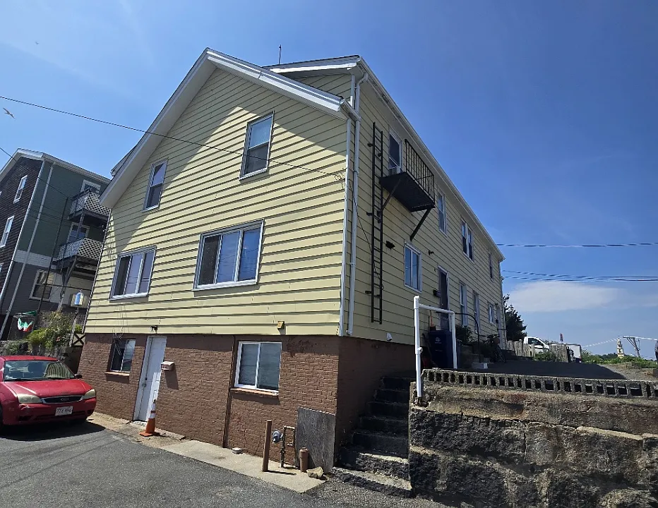 42 Fort Sq #1-R