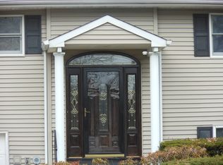 43 Woodcliff Rd, Islip Terrace, NY 11752