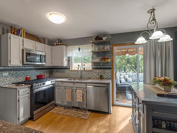 5th image of 2309 Meadows Ln
