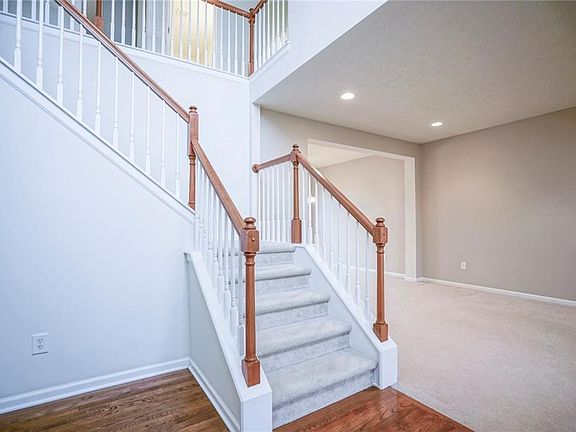 4th image of 564 Stafford Dr
