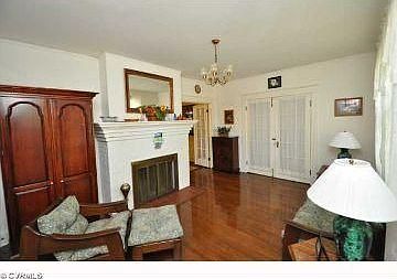 3rd image of 4950 Belmont Ct