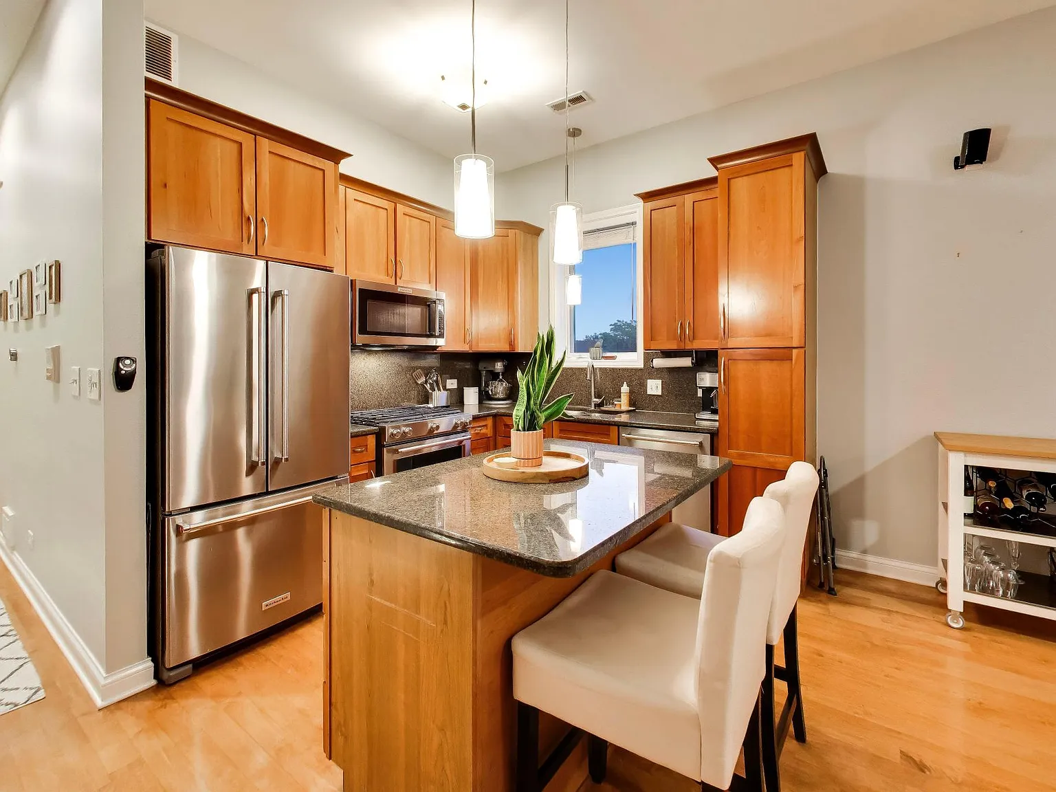2 bed, 1500 sqft, $4,800 — Photo 2