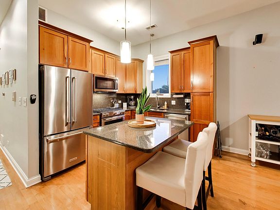2nd image of 1520 W Walton St #3