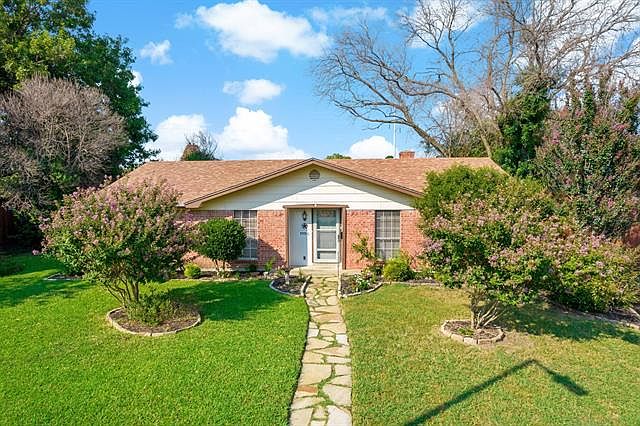 1st image of 2926 Village Crest Cir