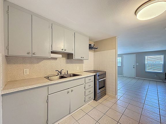 4th image of 401 69th St N APT 2