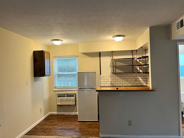 695 Riverview — Photo 3