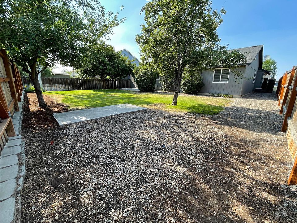 1st image of 818 NE Negus Pl #0