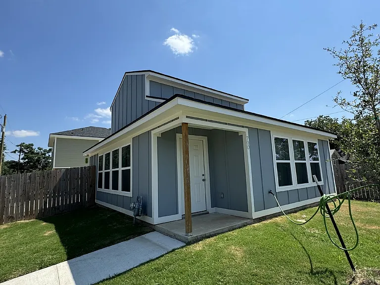700 Hines Ave — Photo 1