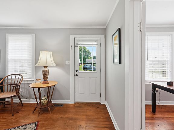 5th image of 504 Oak St