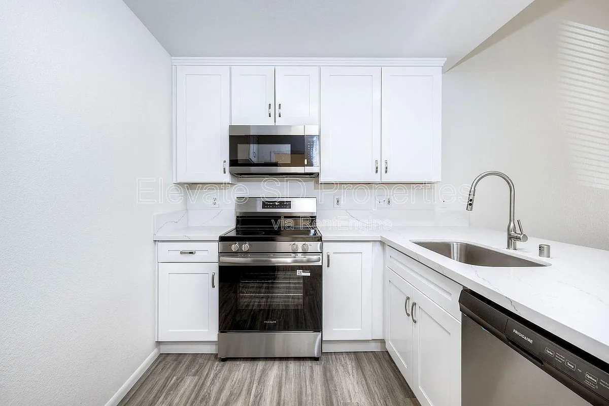 Building Photo - 9430 Winter Gardens Blvd #26