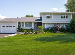 15 Pound Ridge Rd, Plainview, NY 11803