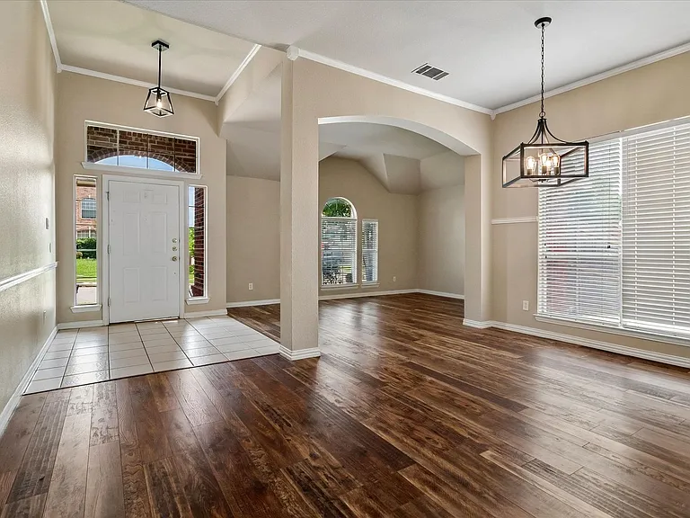 5001 Lake Crest Dr — Photo 2