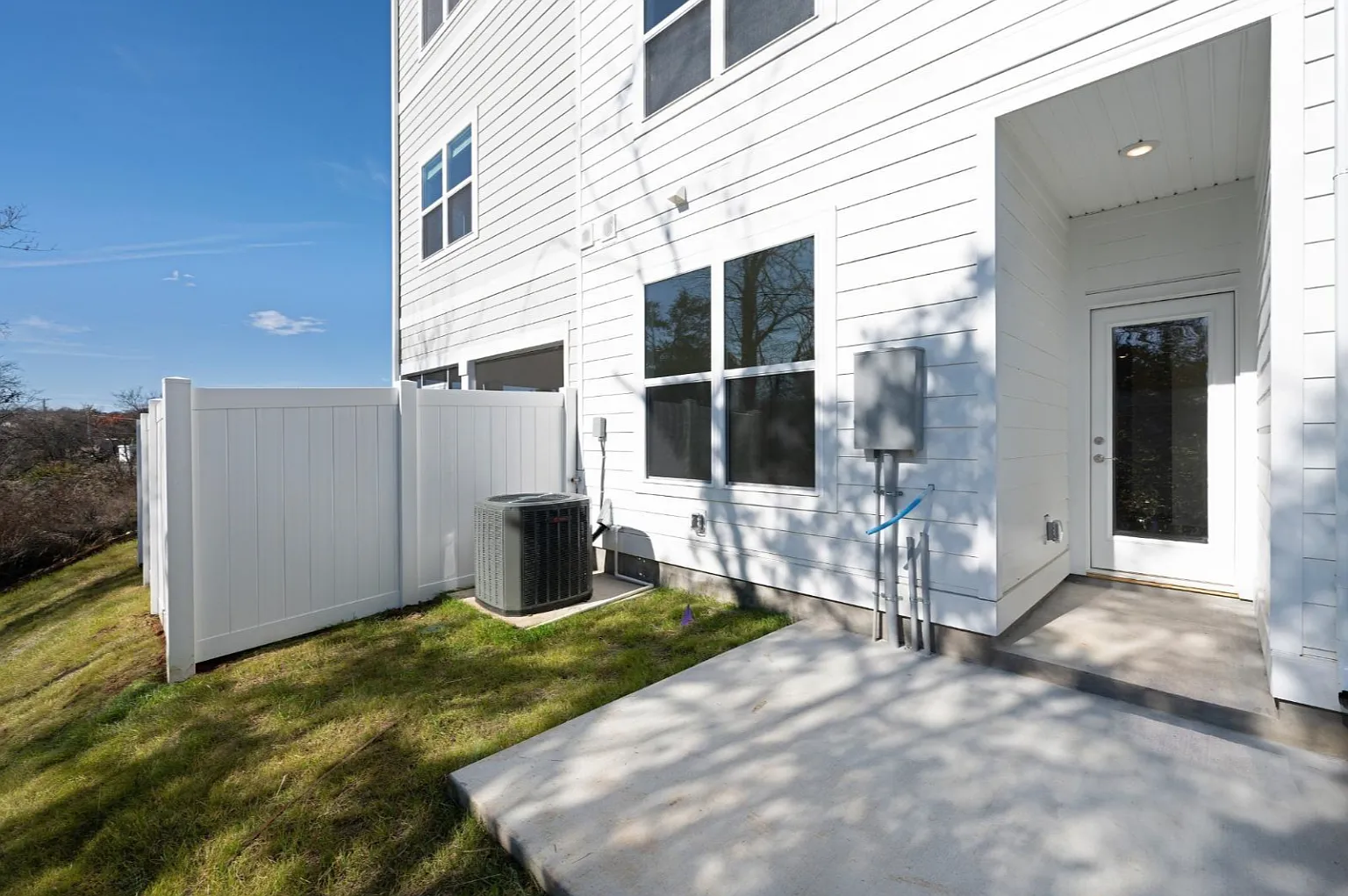 3 bed, 2.5 bath, 1390 sqft, $1,995 — Photo 3