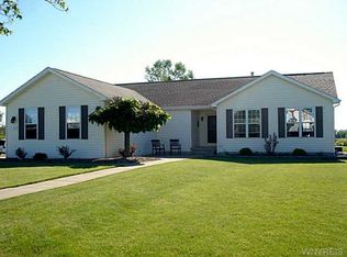 11 Island Park Cir, Grand Island, NY 14072