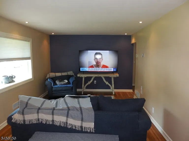 65 Fernwood Cres — Photo 2