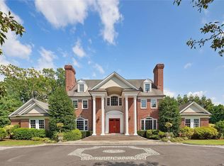 21 Victoria Ln, Glen Cove, NY 11542