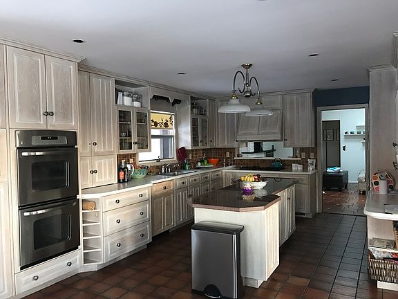 5th image of 45 Susan Dr