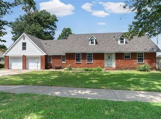 380 S Holly St, Siloam Springs, AR 72761