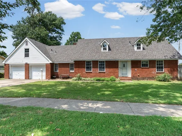 380 S Holly St, Siloam Springs, AR 72761