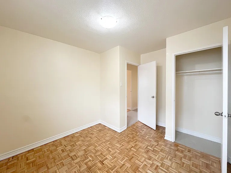 90 Paisley Blvd W — Photo 18