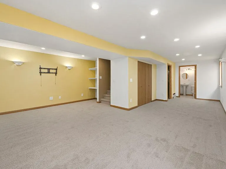 2456 Mary Beth Ct — Photo 16