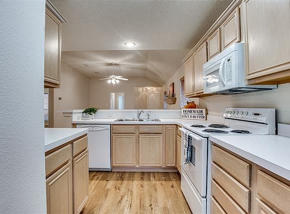 4th image of 4022 Angelina Dr