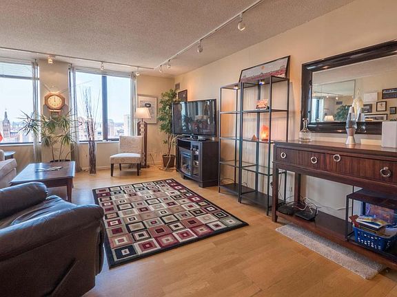 2nd image of 929 N Astor St Unit 2203