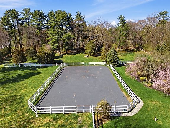 5th image of 12 Beatty Ln