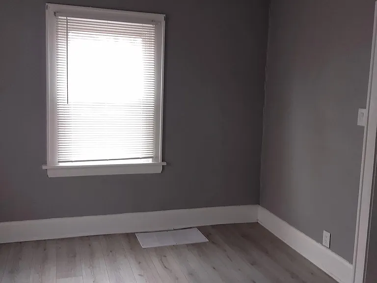 573 Grace Ave — Photo 10