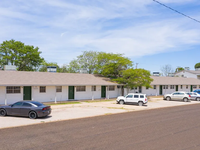 2401 Idlewood Ln — Photo 3