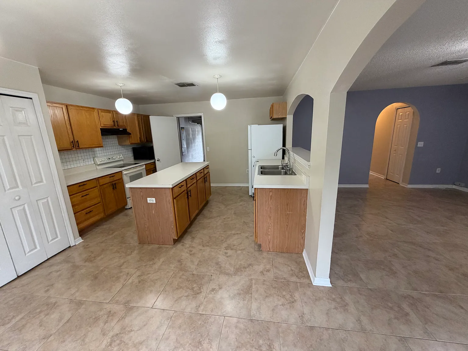 4 bed, 2.5 bath, 1944 sqft, $2,100 — Photo 4