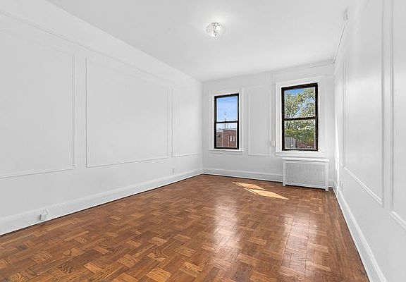 4th image of 36-22 Crescent St #3