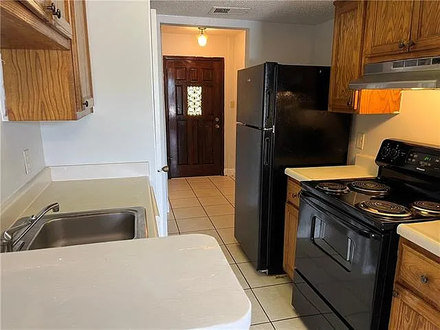 2 bed, 1.0 bath, 985 sqft, $1,200 — Photo 2