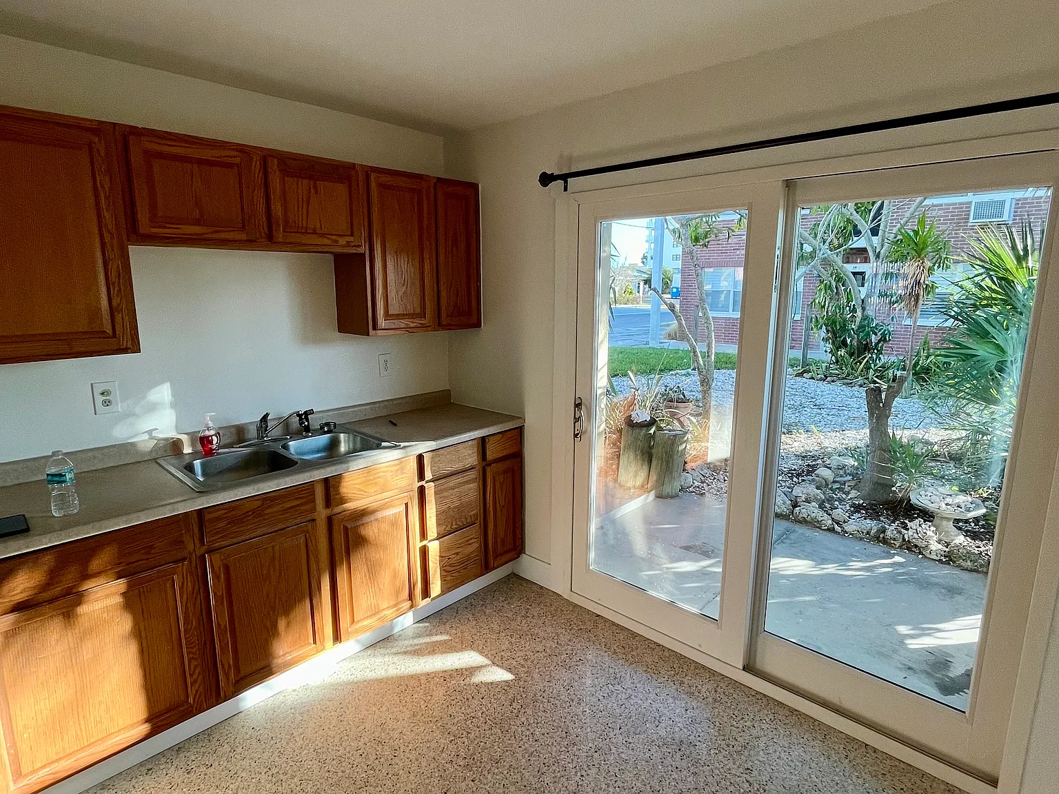 2 bed, 1000 sqft, $1,645 — Photo 2