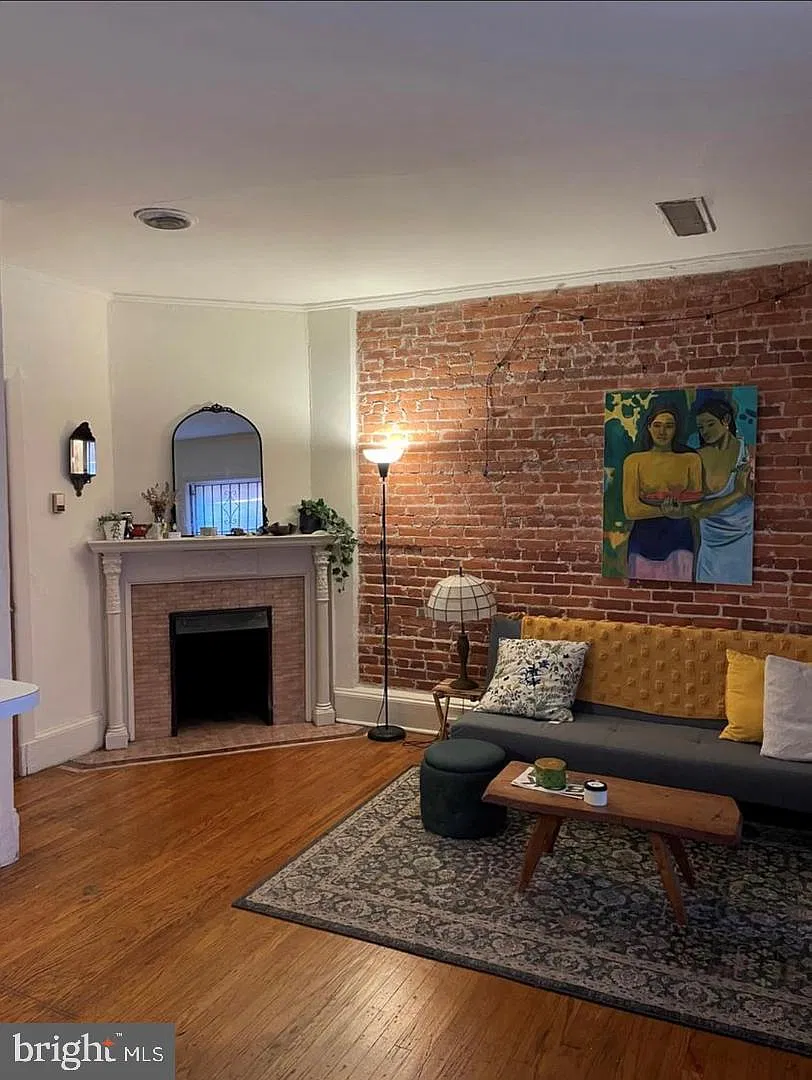 901 Clinton St — Photo 4