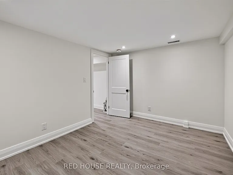 70 Beaverbrook Ave #BASEMENT — Photo 17