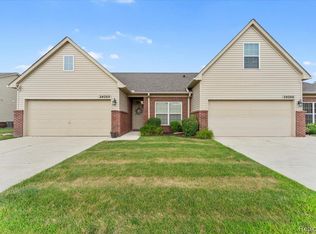 24068 Hemlock Dr, Flat Rock, MI 48134