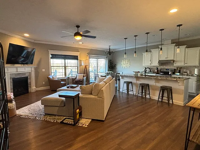 1532 N Marlowe Ave — Photo 3