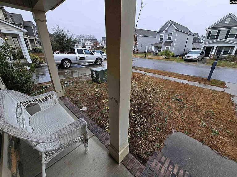 940 Yarrow Ln — Photo 3