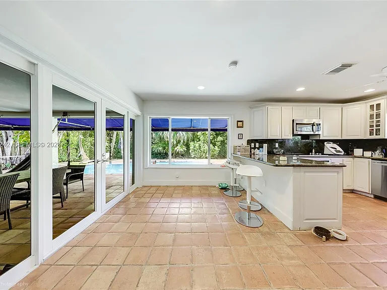 526 Satinwood Dr — Photo 10