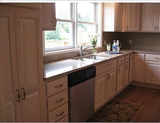 2nd image of 105 N Hazelnut Dr