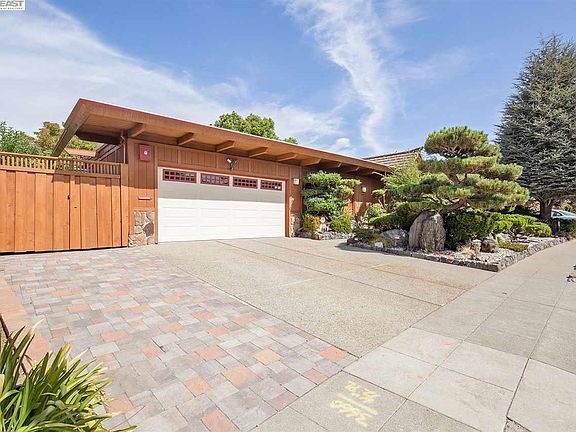 2nd image of 3660 Oakes Dr