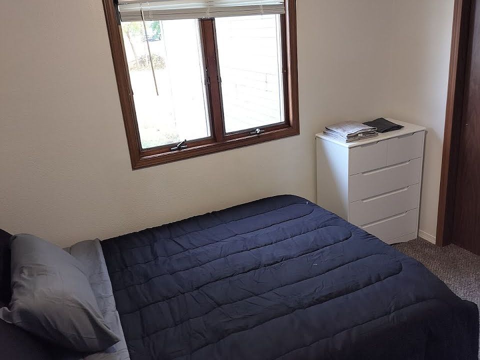 Queen bed, 2nd room