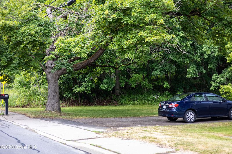 4th image of 38 Fort Johnson Ave Avenue