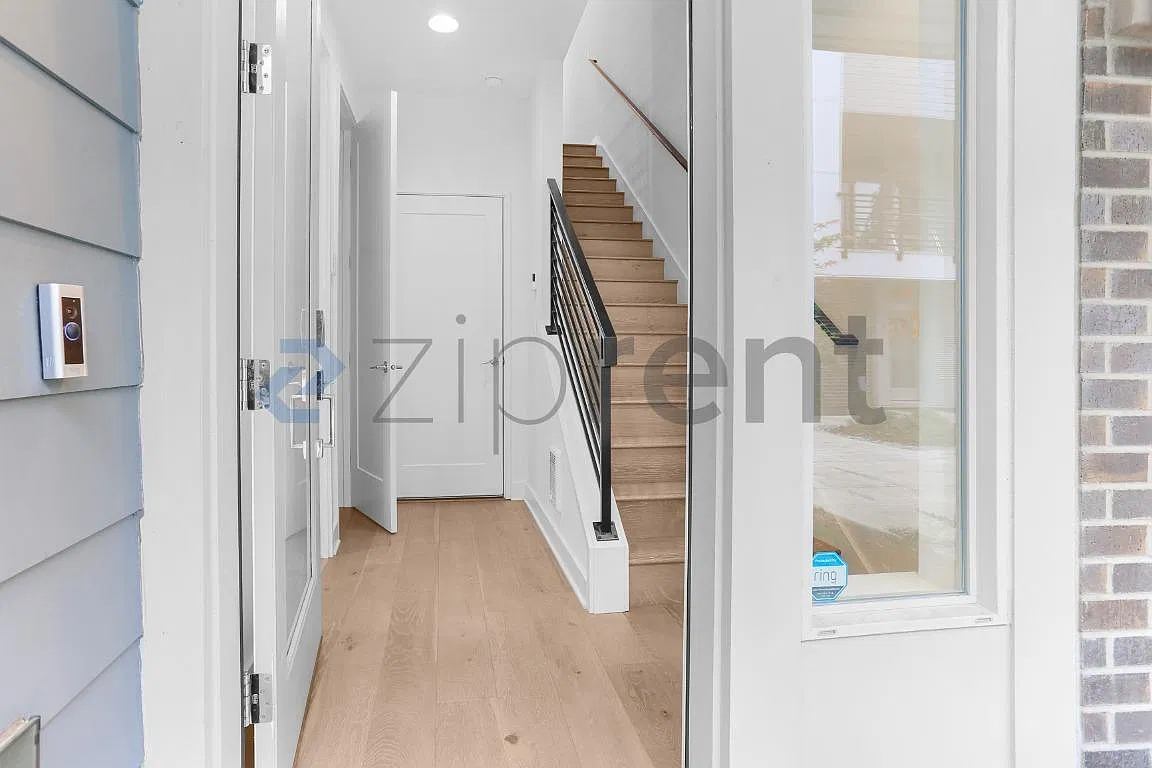 3 bed, 2.5 bath, 1538 sqft, $4,355 — Photo 2