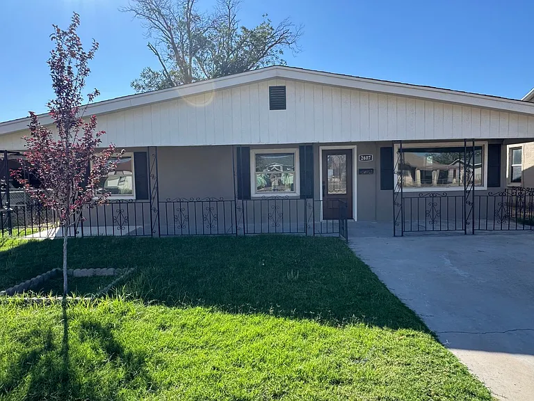 2607 Davis St — Photo 1