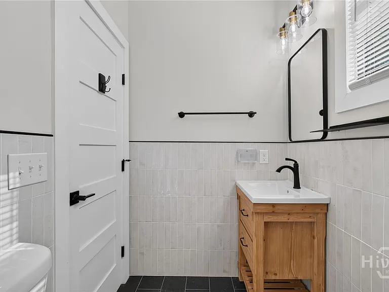 221 W Duffy St #A — Photo 26