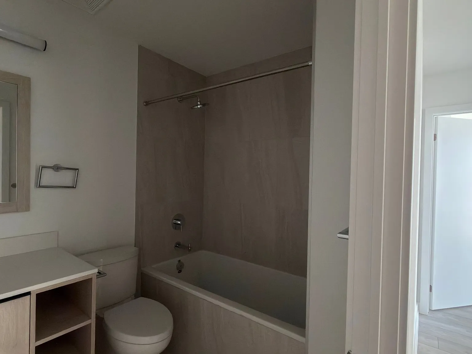 1007 The Queensway Etobicoke — Photo 4