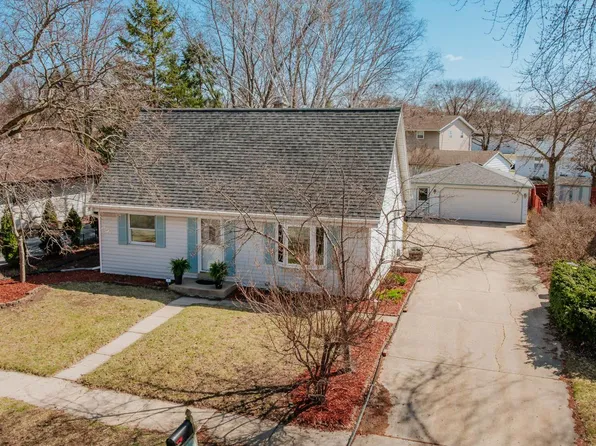 1601 Chestnut LANE, Waukesha, WI 53189