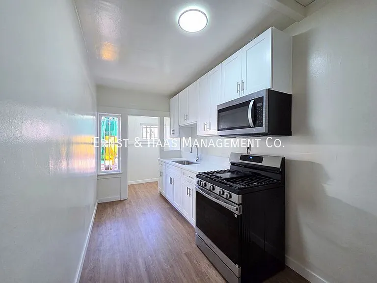 1027 1/2 E Ocean Blvd — Photo 12